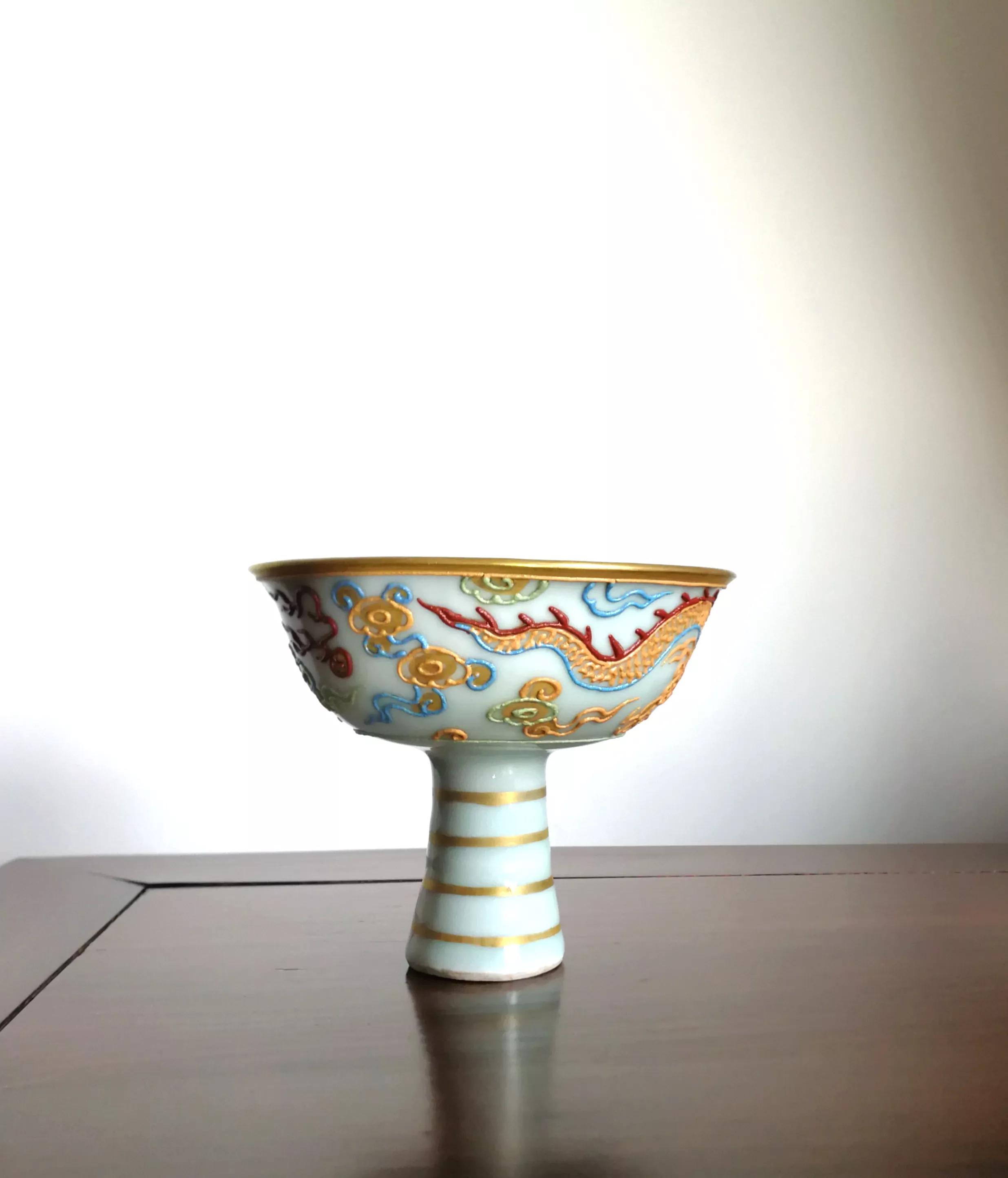 乾隆年制祭红釉珐琅彩高足杯价值,明代民窑青花瓷鸟纹压手杯