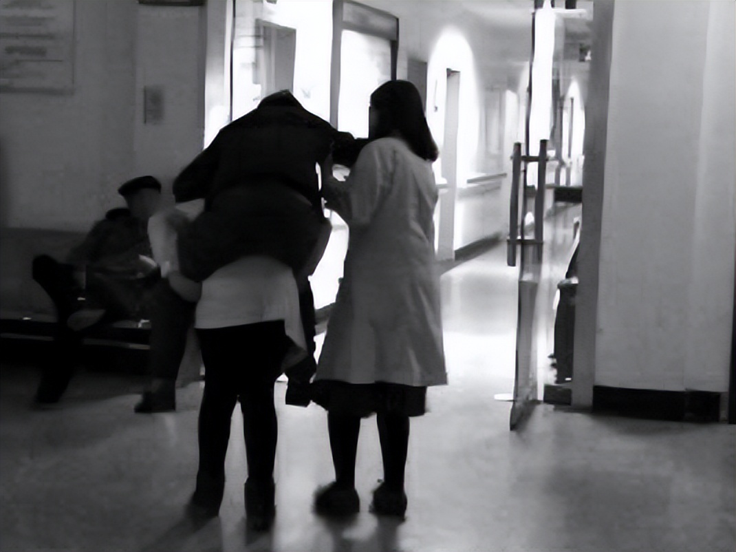 1984年,医生误将手术针缝进女子*体下**,32年后当事人:赔我100万