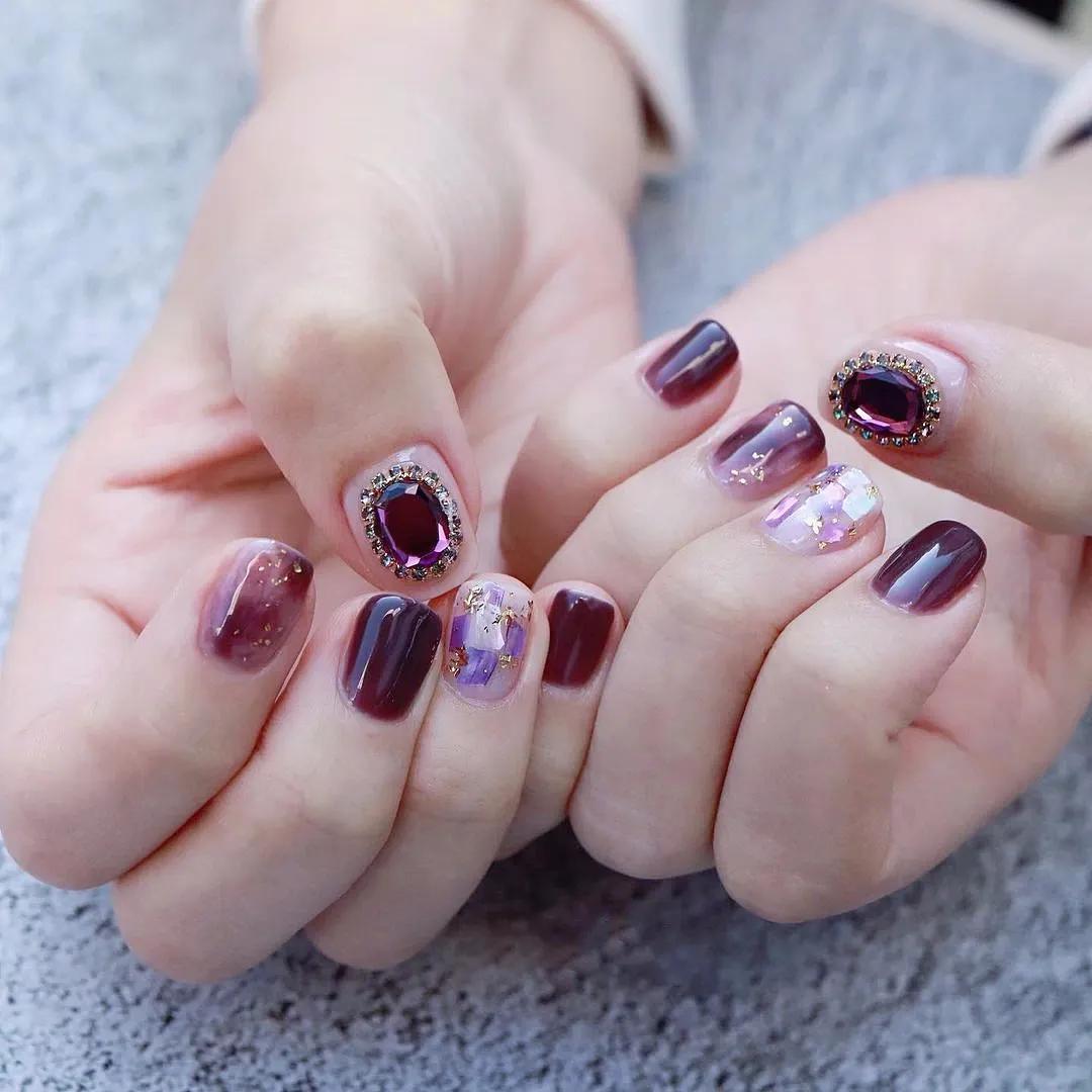 豆沙色美甲显手白吗,雾霾蓝跳色美甲图片显手白