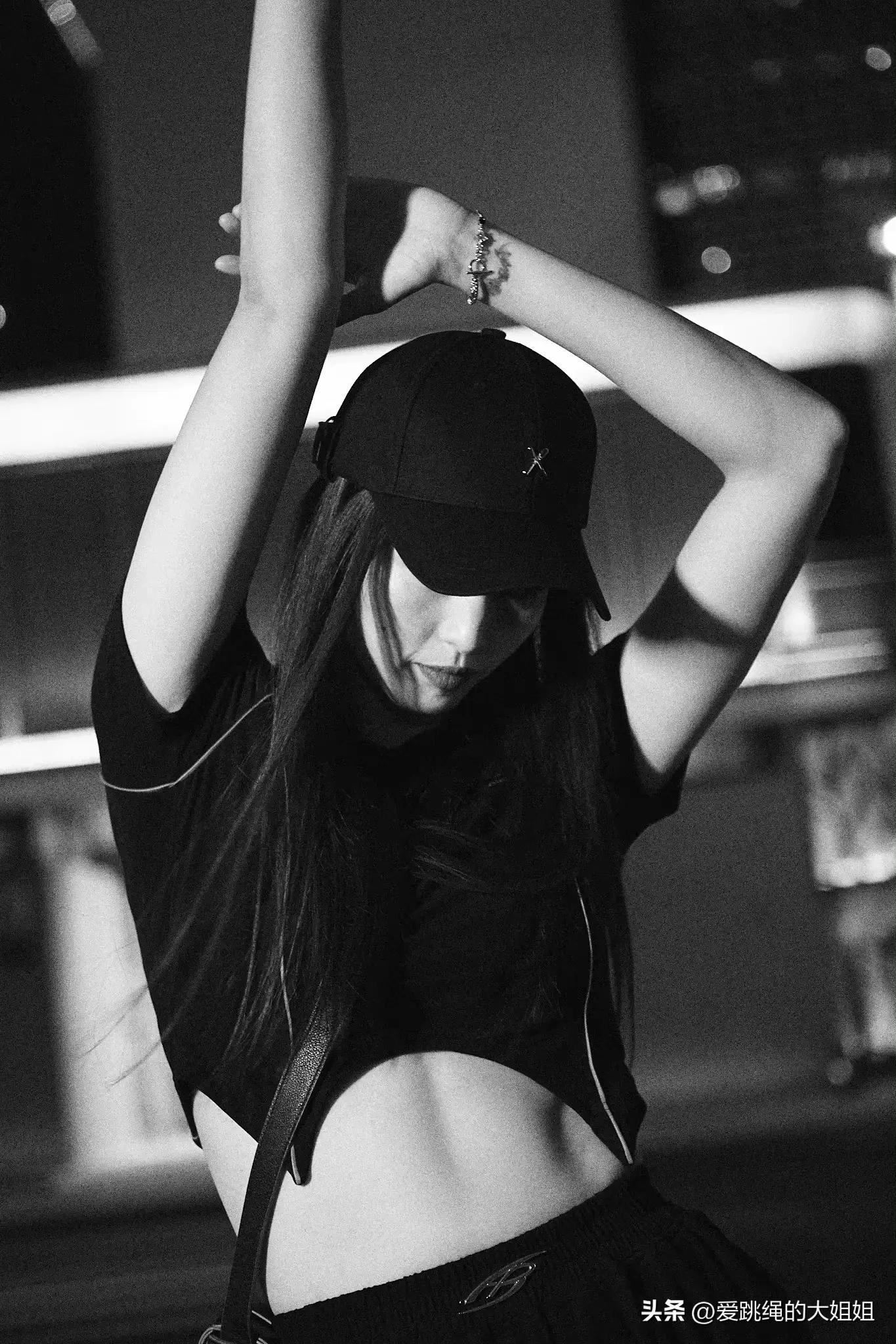 最美门将赵丽娜现身绿茵场,女足最美守门员赵丽娜