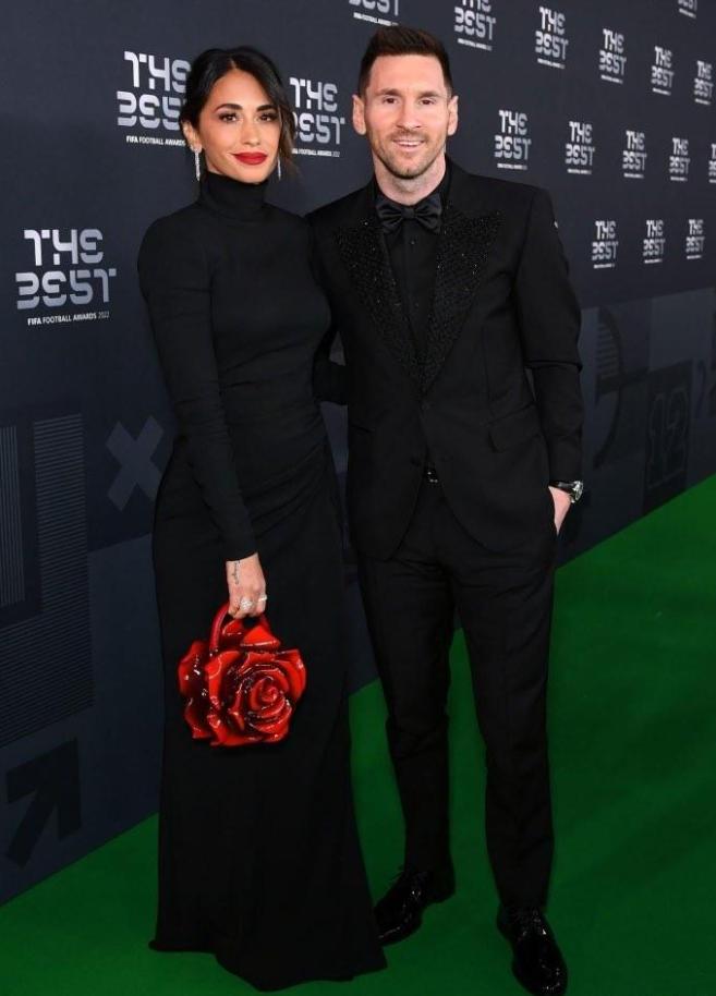 梅西与安东内拉步入婚姻殿堂,梅西情侣装