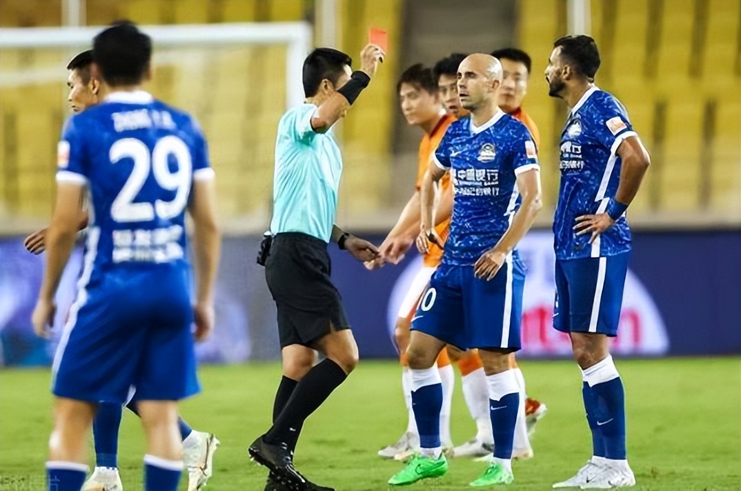 威慑感十足的足球裁判,足球裁判你说尴尬不尴尬