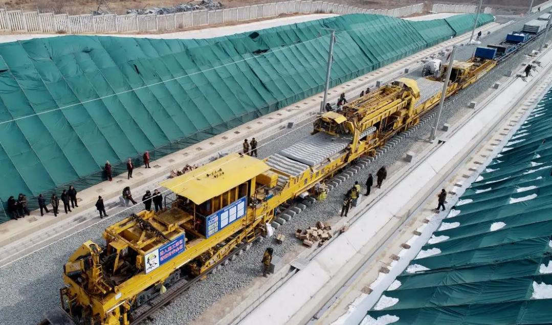 高铁轨道出现石头怎么处理,高铁速度350公里遇到石头怎么办