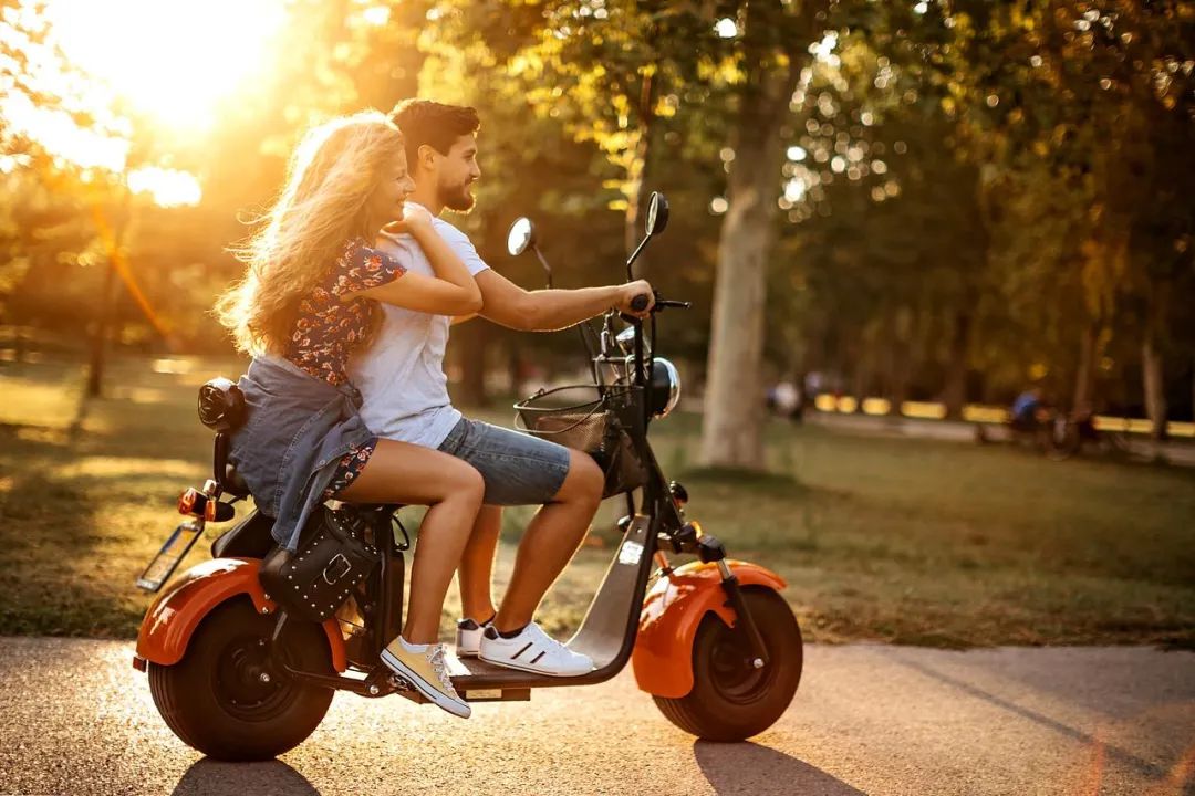 雅迪小金果和爱玛小电驴哪个好,雅迪爱玛决战高端“小电驴”