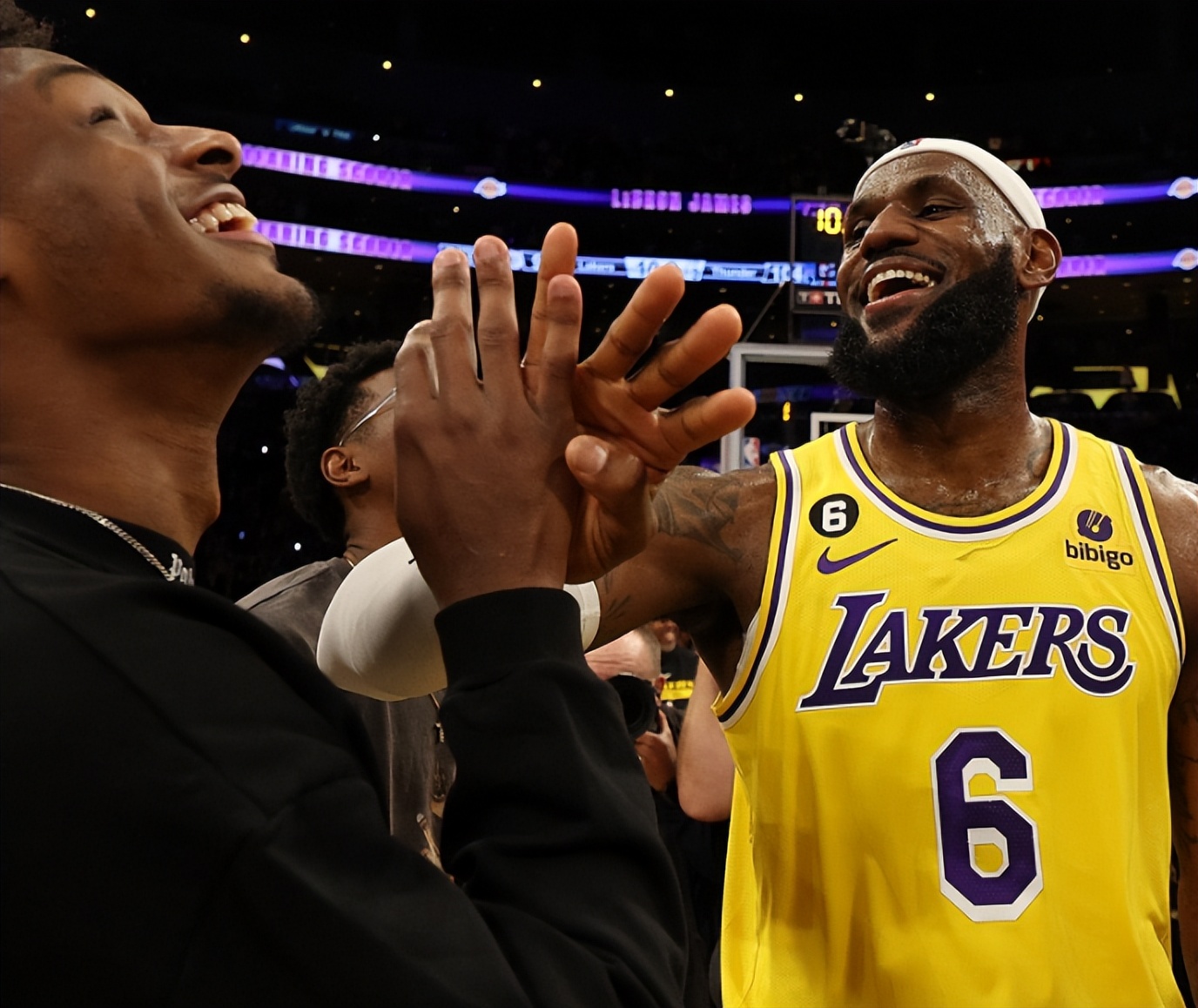 传奇加冕之夜难掩输卡位战遗憾，詹姆斯赛后采访暗示有离队可能？