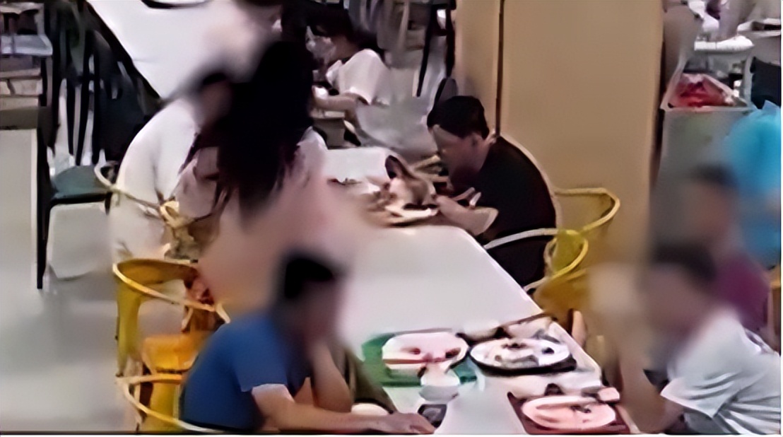 只因一句话，天津女大学生往同学头上扣饭，随后该女私生活被人肉