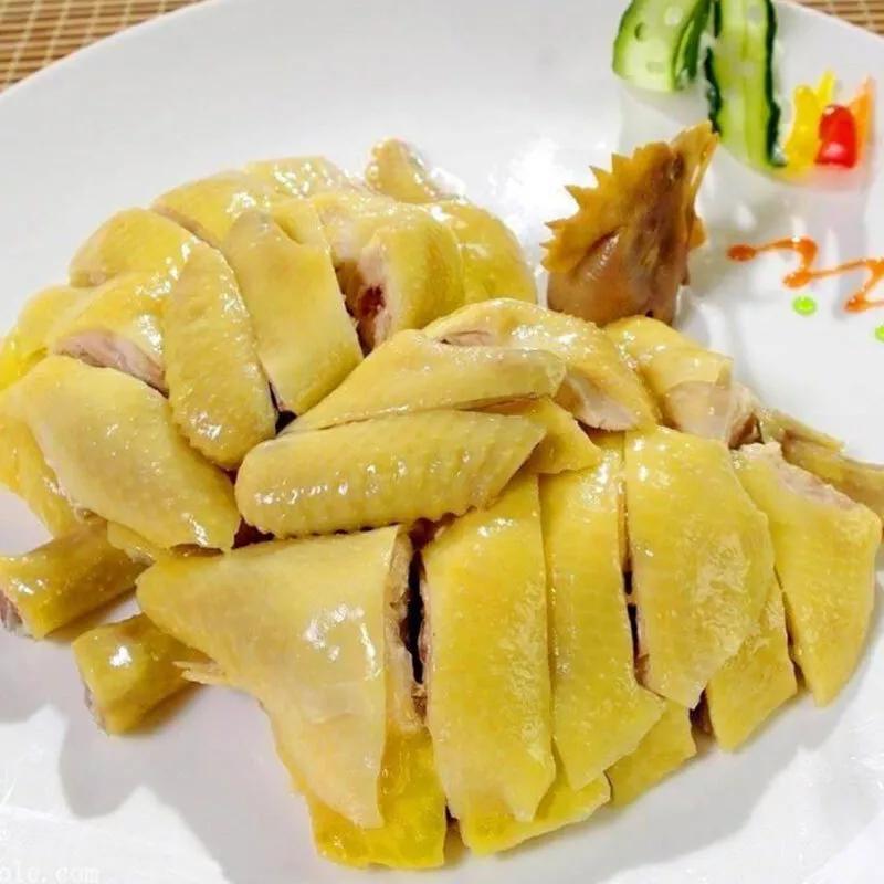 踢足球时踢到对方的手是谁犯规,踢足球谁踢得远