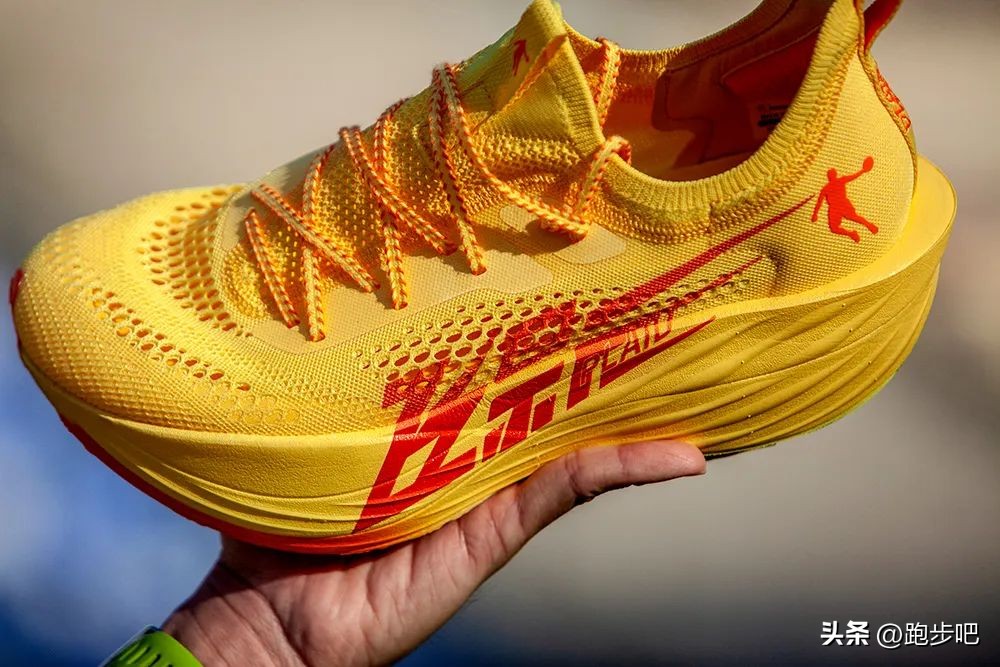 飞影pb3.0和飞影plaid有啥区别,中乔飞影pb3跑鞋