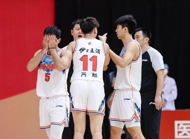 齐麟给阿尔斯兰打替补,齐麟拿球砸裁判后续视频