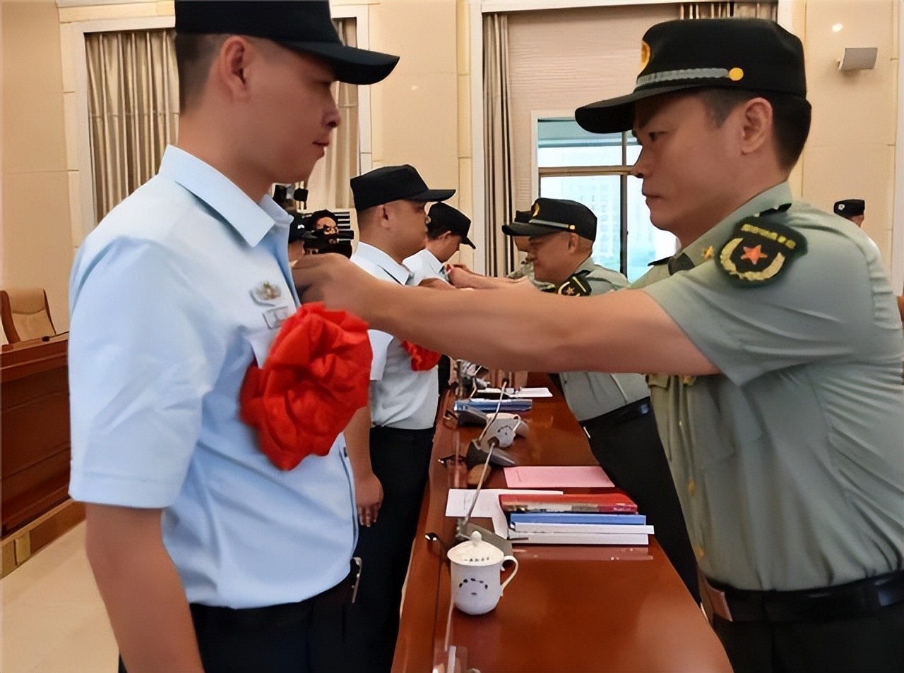 公务员和军队文职到底哪个好,军队文职退休待遇和公务员的区别