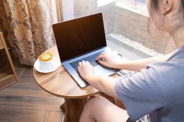 做自媒体2天收益100块该不该坚持,普通人做自媒体每天收益多少