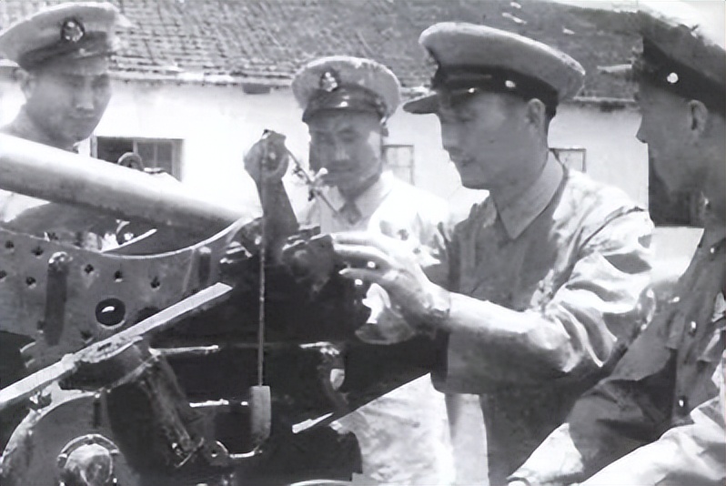 起义将领嫌解放军文化低不肯配合，毛主席问：你们是国民*党**员吧？