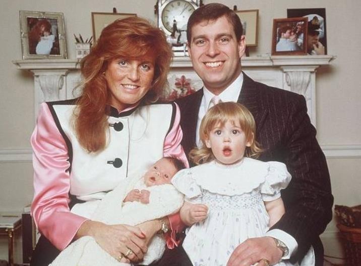 女王前儿媳：因沙滩艳照被逼离婚，利用王室敛财，手段比梅根高明