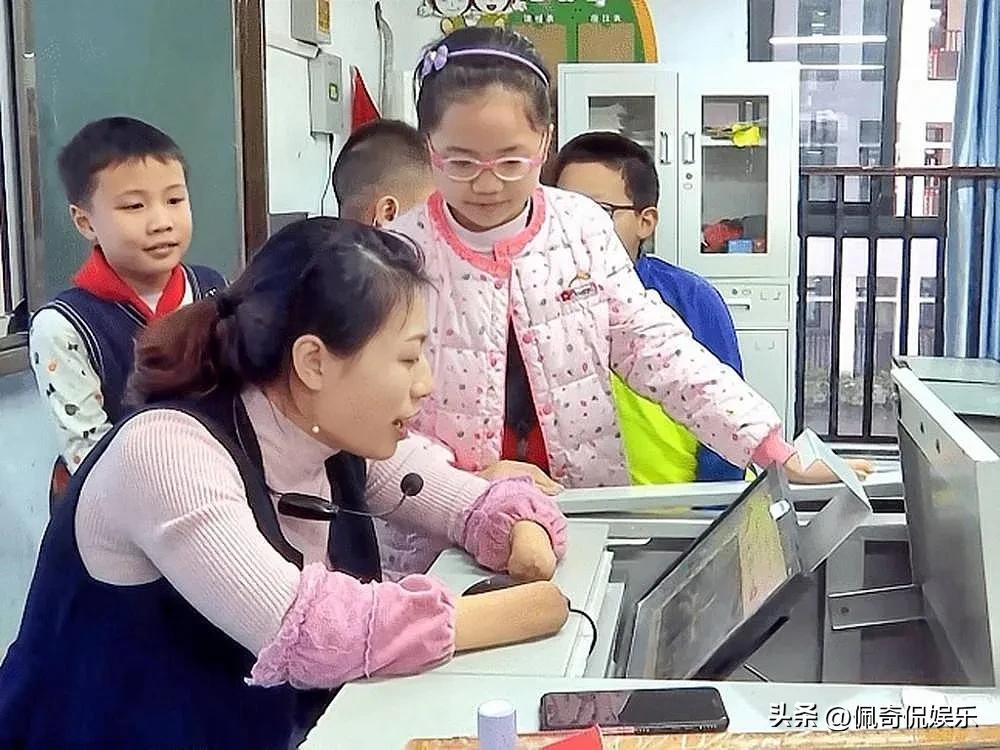 站在讲台上12年，无手无脚，用她残疾的手臂给山区的孩子指引方向