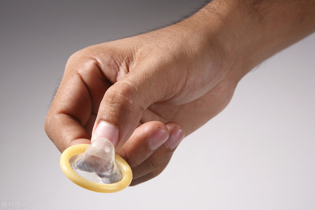 医生:脖子腋下长出“小肉粒”,警惕HPV病毒!抠掉当心感染危害