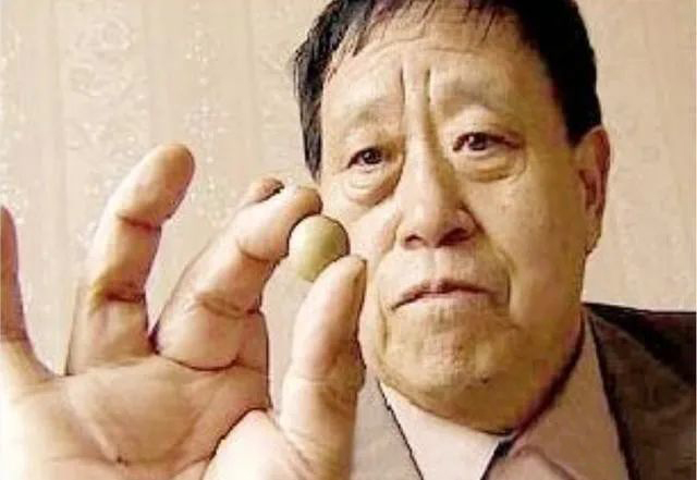 老汉雪地获得夜明珠,雪地救人送夜明珠视频