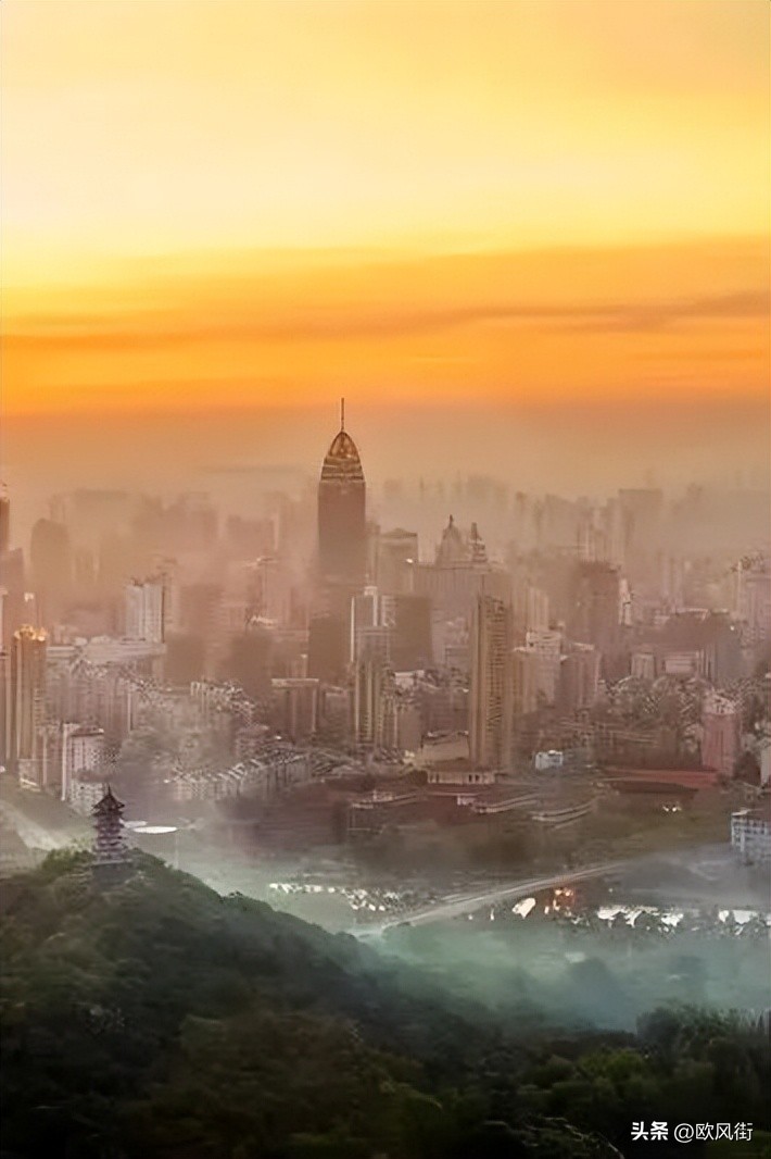 敢向潮头立解说,敢向潮头立是什么意思