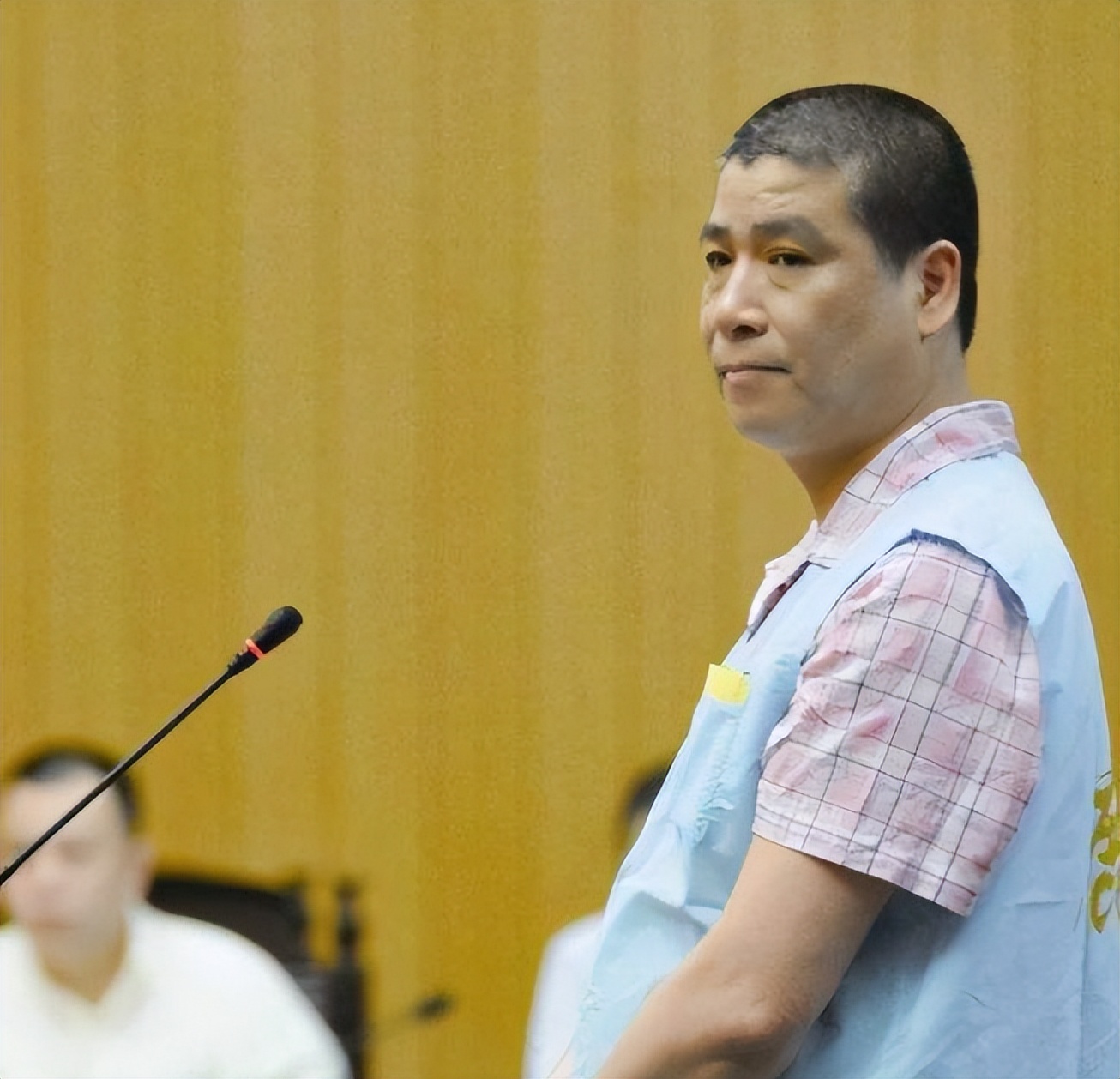 温州女富豪胡洁：前夫贪污出逃，她带女儿甘当小三，二婚嫁周立波