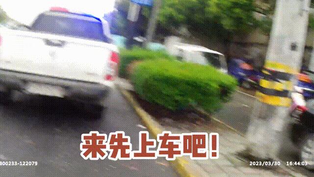 外卖小哥带着孩子送外卖警察帮忙,外卖小哥在十字路口执勤