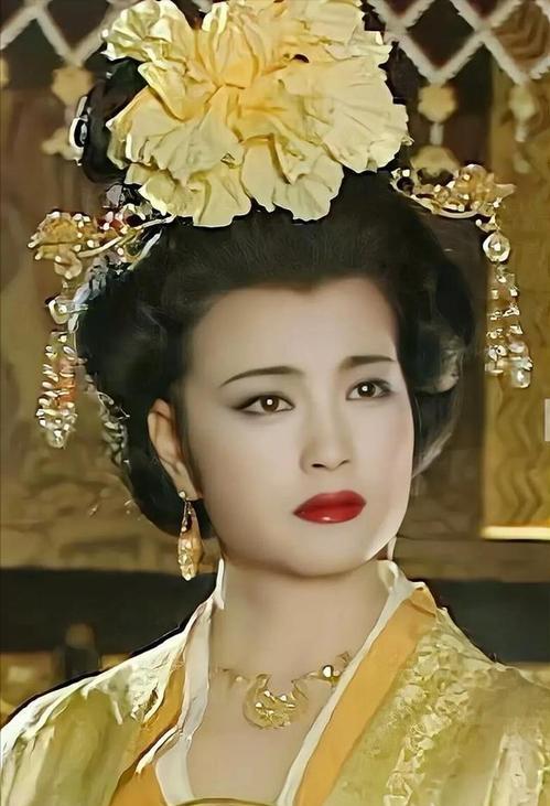 这才是刘晓庆70岁该有的样子,67岁刘晓庆穿红裙