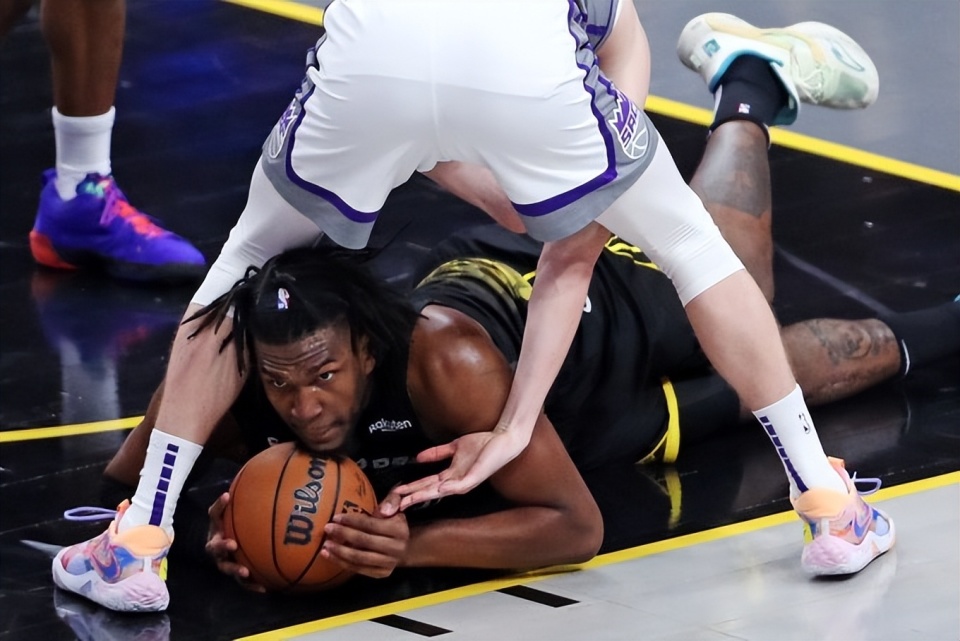 库里打疯了一战创4大纪录,打疯的库里