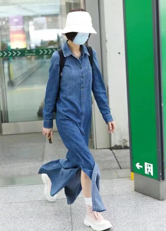 鲁豫51岁瘦得像纸片人,52岁鲁豫穿上万元鞋爬山