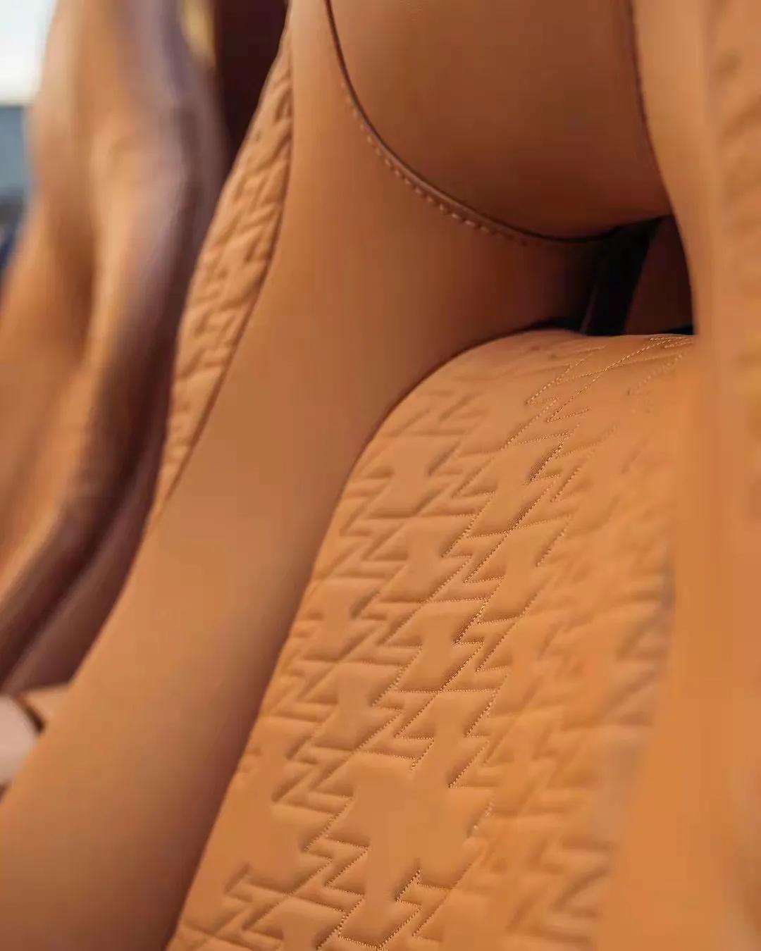 阿斯顿马丁敞篷跑车100万,阿斯顿马丁第一款混合动力超跑