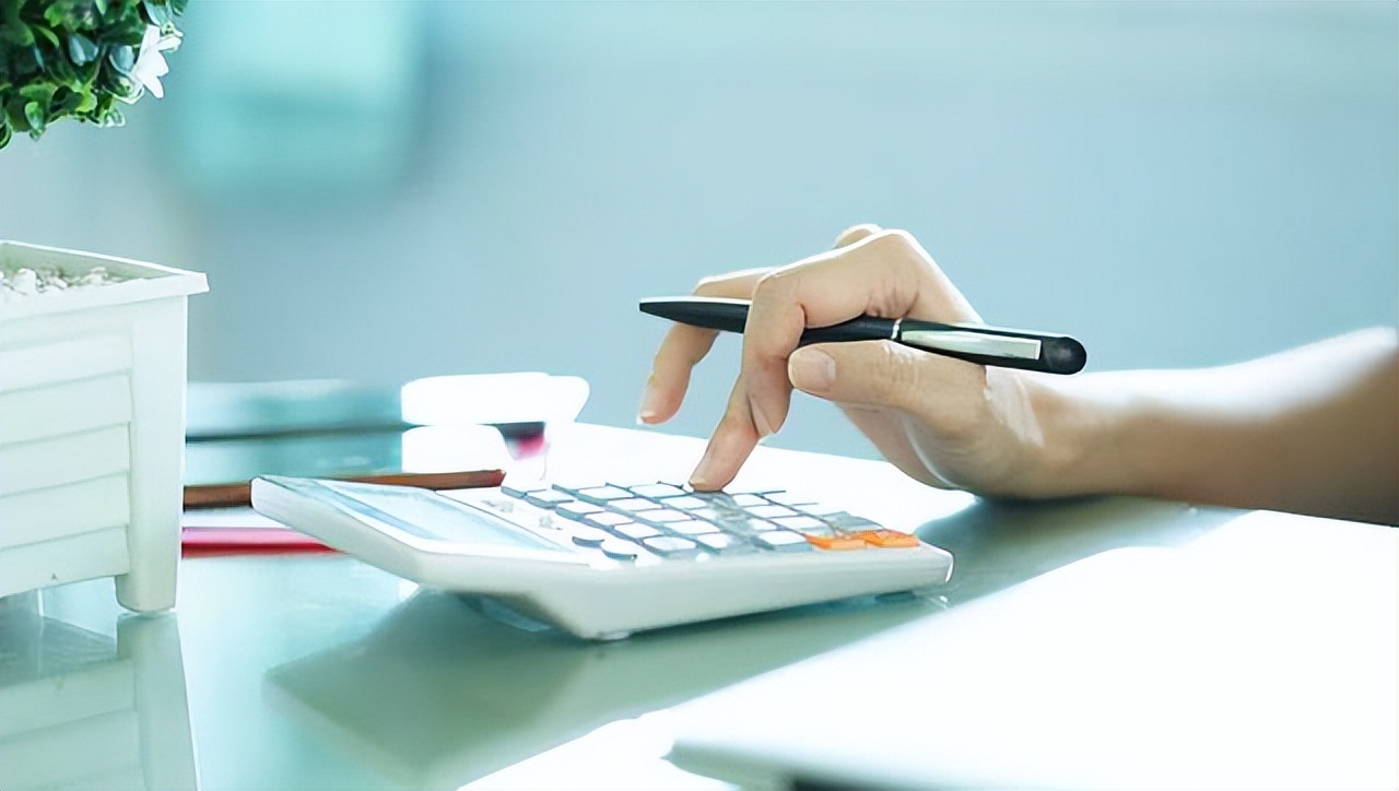 2022年终奖是合并还是单独计税,个人所得税年终奖合并和单独计税