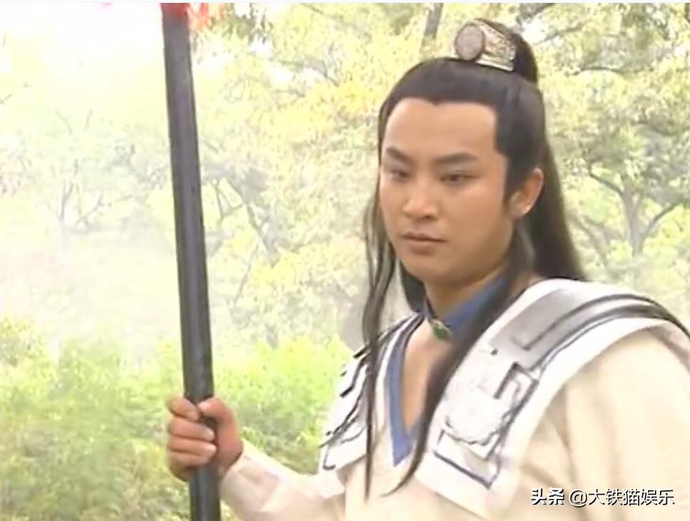 同样是演“俏罗成”，有人俊而不娘，有人油腻耍帅，放一起差距大