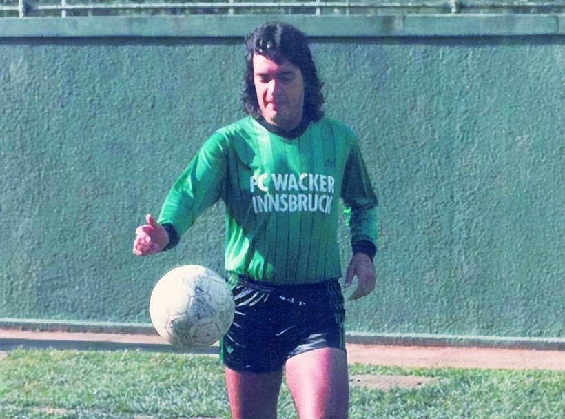 殴打球迷、收买对方球员、26年0进球，他为何敢自称巴西球王？