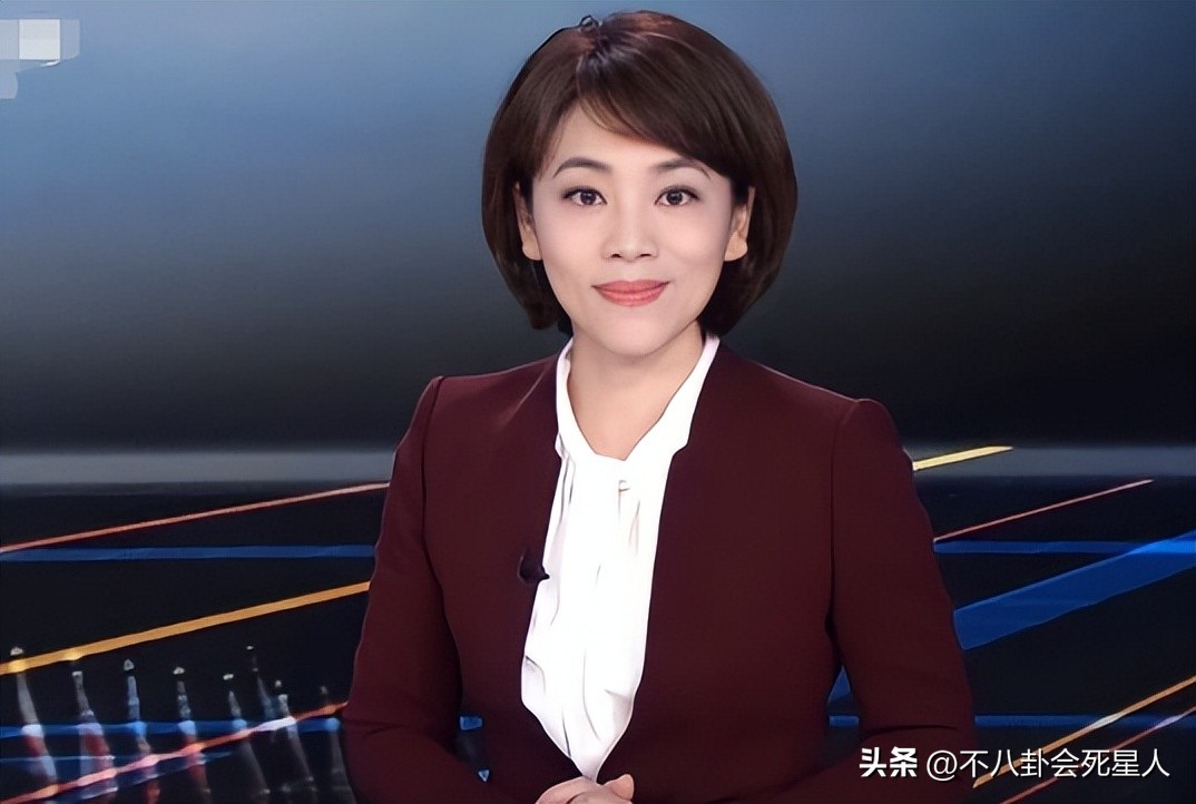 戴假发、穿半截西装、贴胶带瘦脸,原来央视的主持人这么“假”