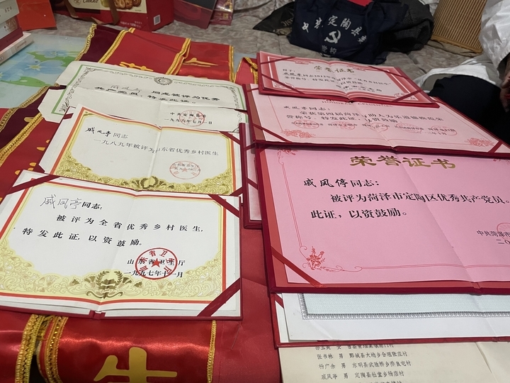 七旬村医为9个村民免费看病47年,为老百姓免费看病