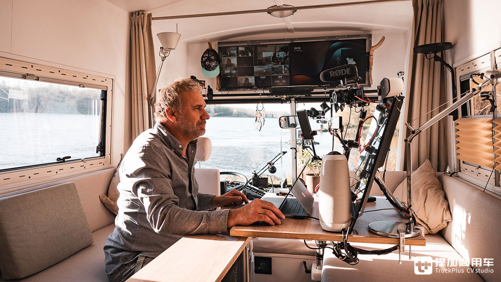 大巴变身移动办公室，德国IT男改装的赛特拉S 410 ESK巴士真惊艳