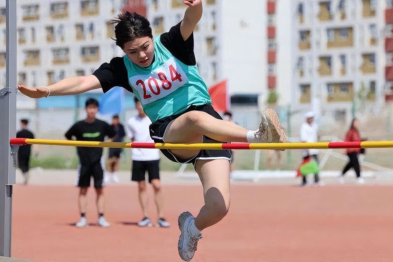 运动会举牌惊艳女孩照片,运动会举牌女生惊艳全场