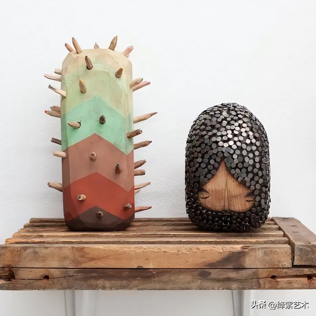 雕塑家制作雕塑的过程,他用木头做出了大象