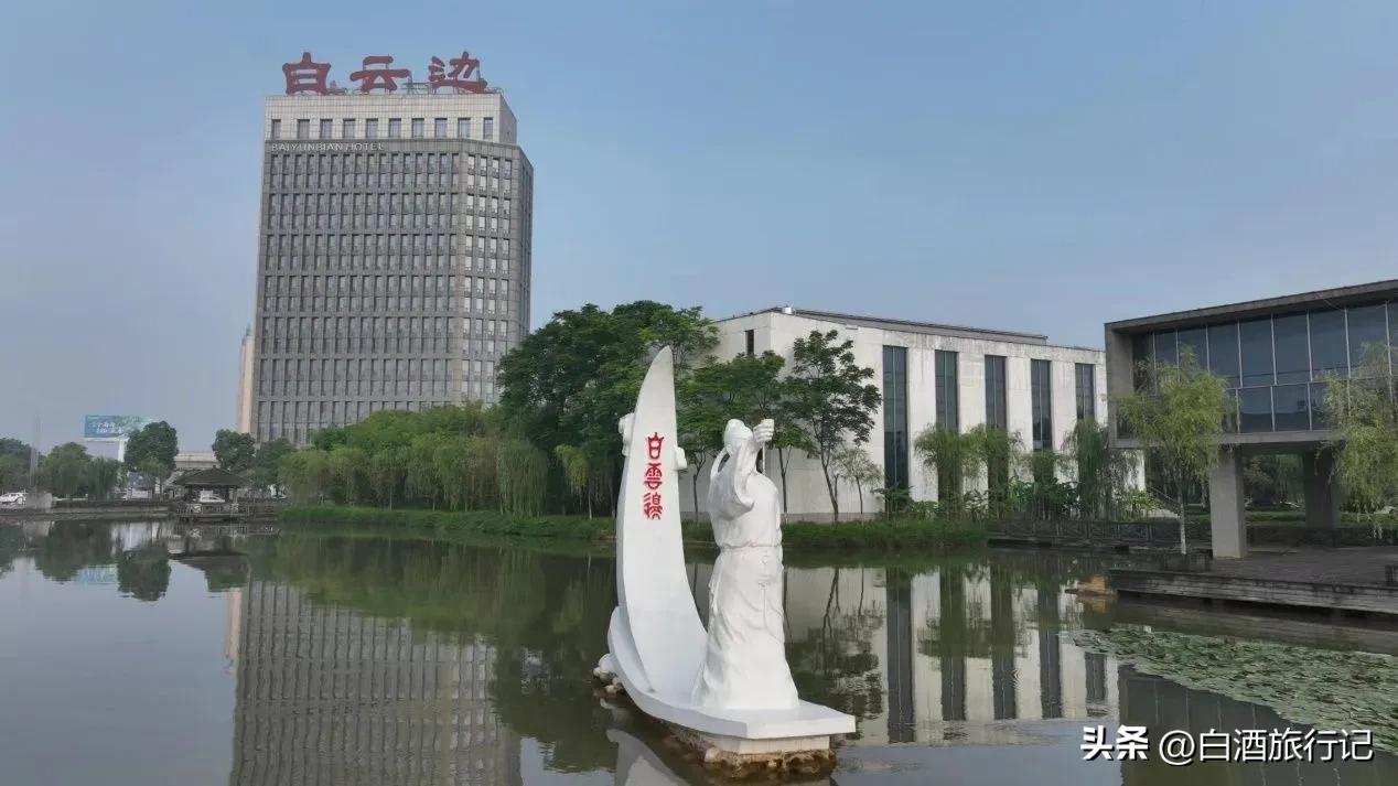 停船载酒白云边,停船赊酒白云边