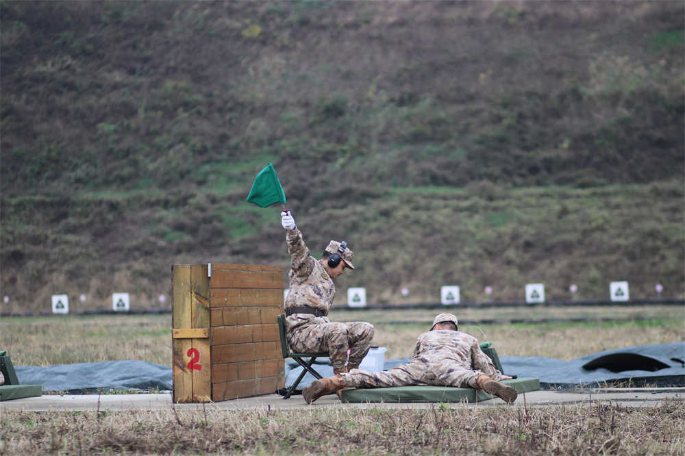 烎！硝烟阵阵！实弹射击砺尖兵