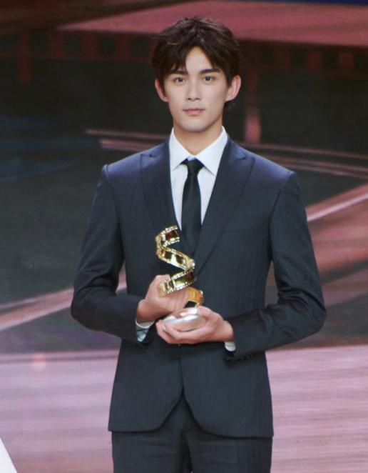 赵露思红毯一言难尽,赵露思倪妮红毯