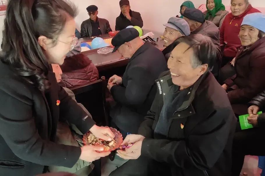 我县多形式开展“组织送暖、*党**员送福”志愿服务活动
