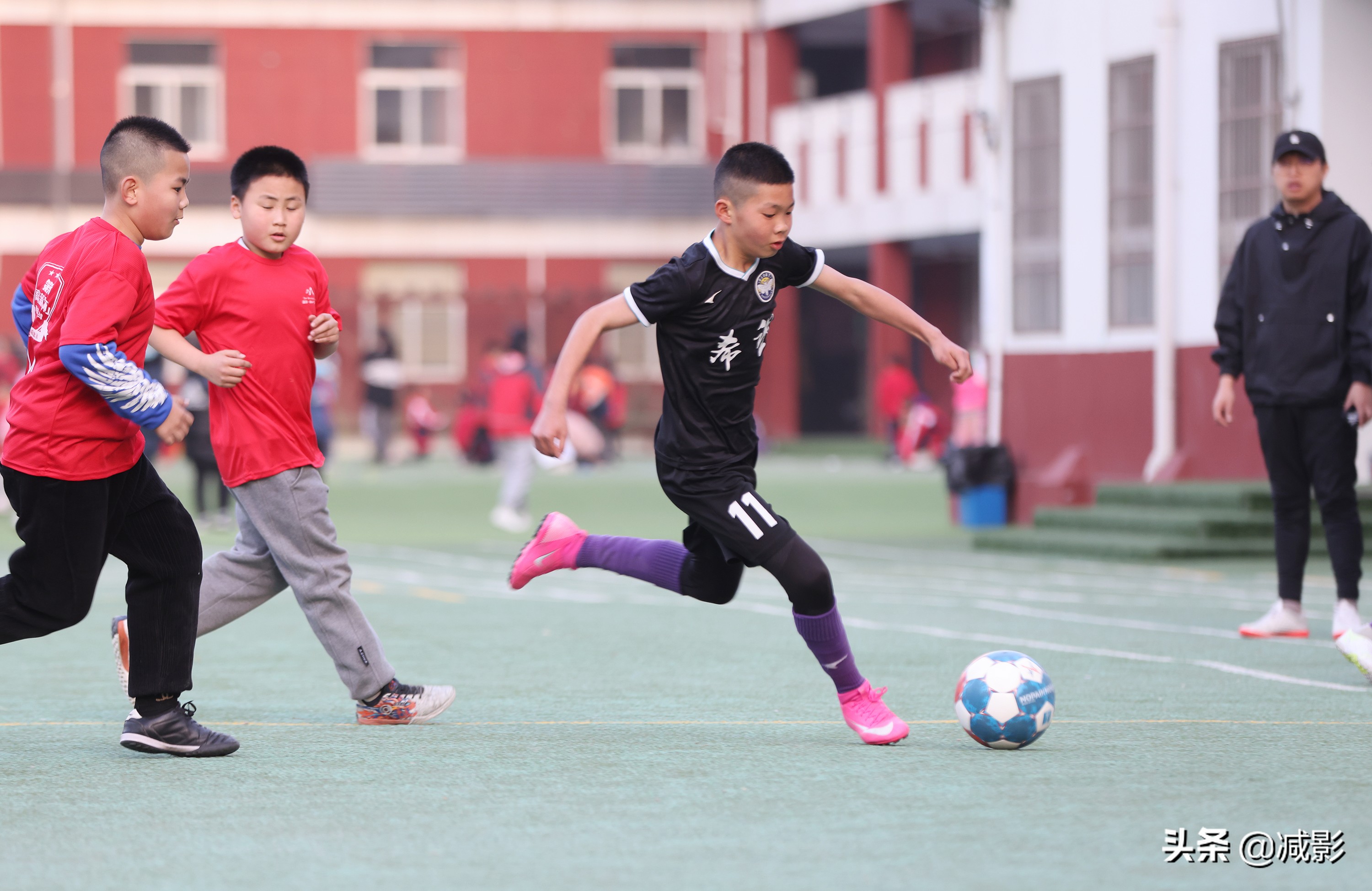 中国足球小将在街头,足球运动员小小少年