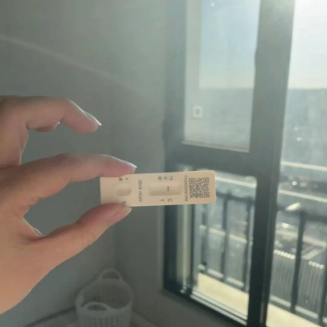 新冠阳性的老人怎样治疗,青壮年感染新冠高烧多少度