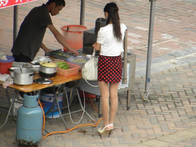 美少女在街边买肠粉，背影漂亮，让路人流连忘返！