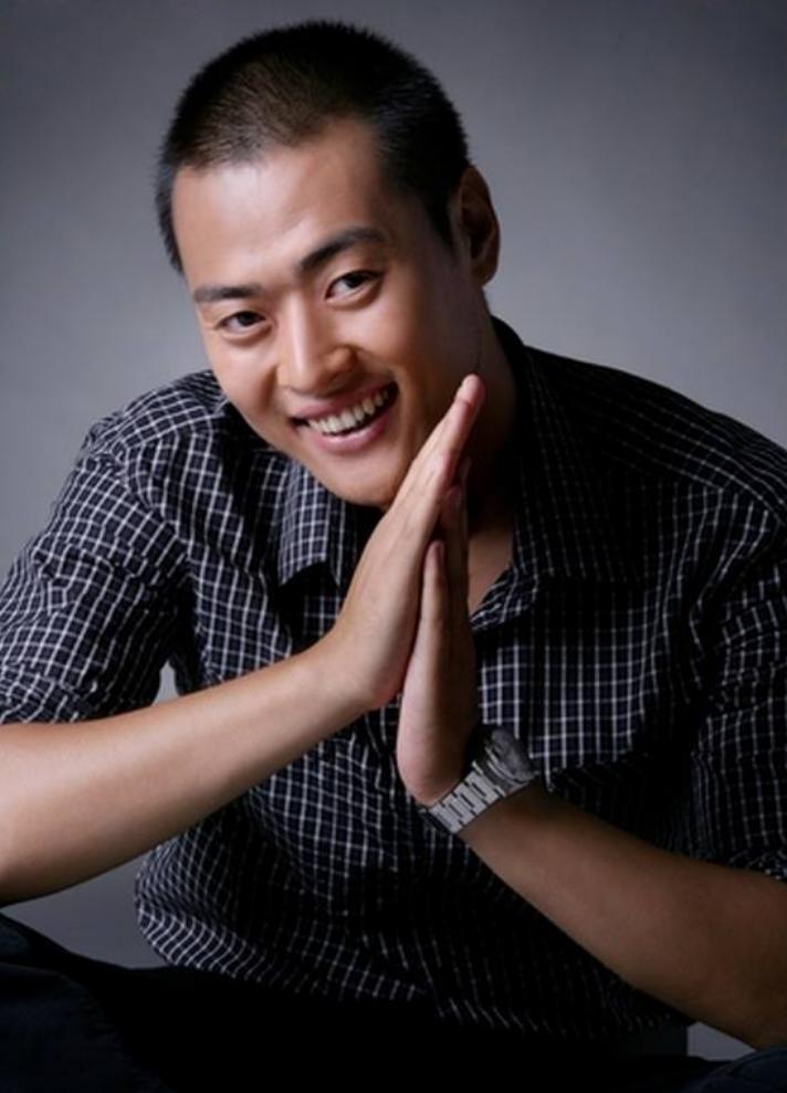 演员张桐：留学时穷得吃狗粮，曾多次自杀未遂，女友陪他走出低谷