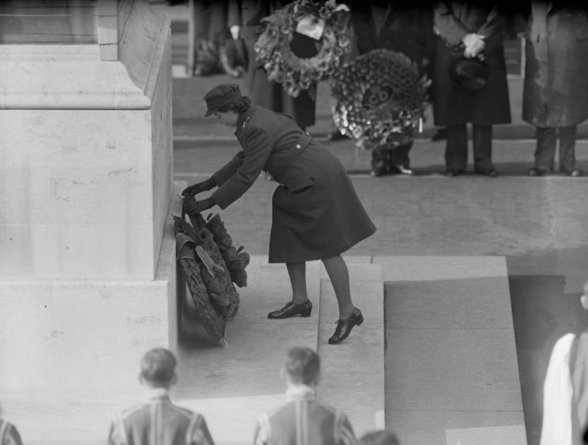 九十六张照片回顾英国女王的一生 (96张图看完英国女王的一生)