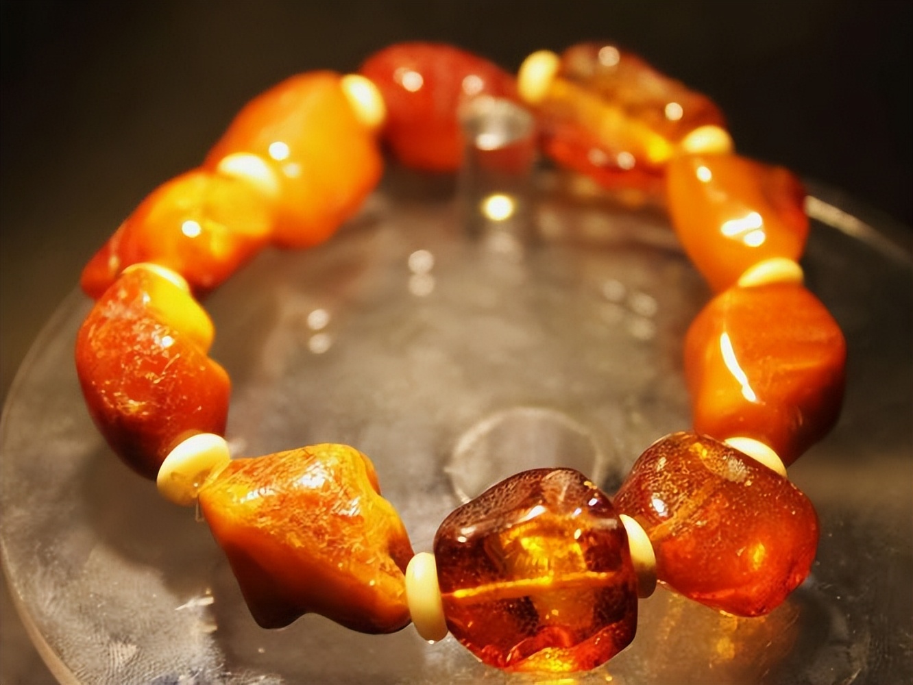 如何把玩琥珀蜜蜡手串变亮呢,琥珀蜜蜡手串适合女士吗