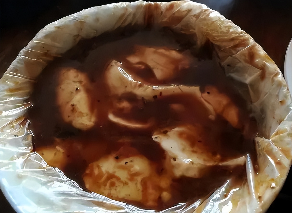 长点心！路边的小摊，都往碗里套个塑料袋，高温热汤直接倒在里面