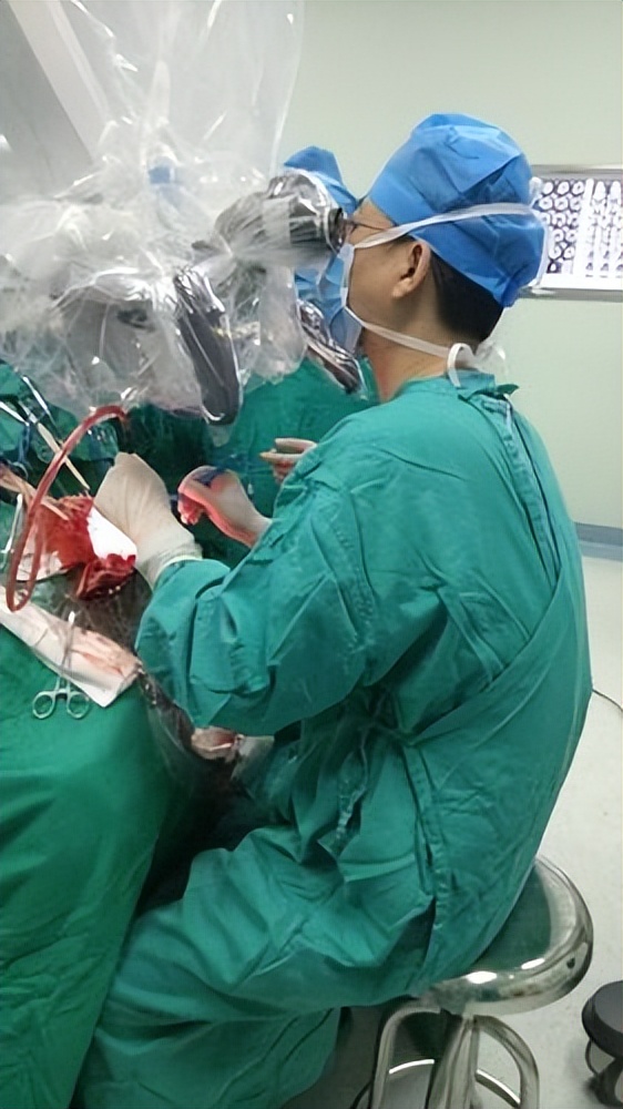 医生在患者清醒下进行开颅,脑子进血开颅手术