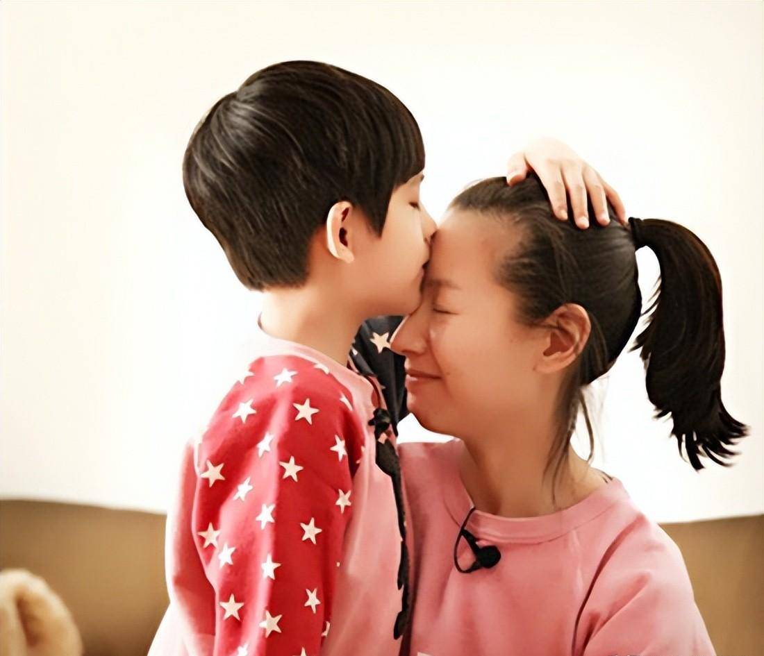 父女“嘴对嘴亲吻”不害臊，以爱的名义满足私欲的行为，该停止了