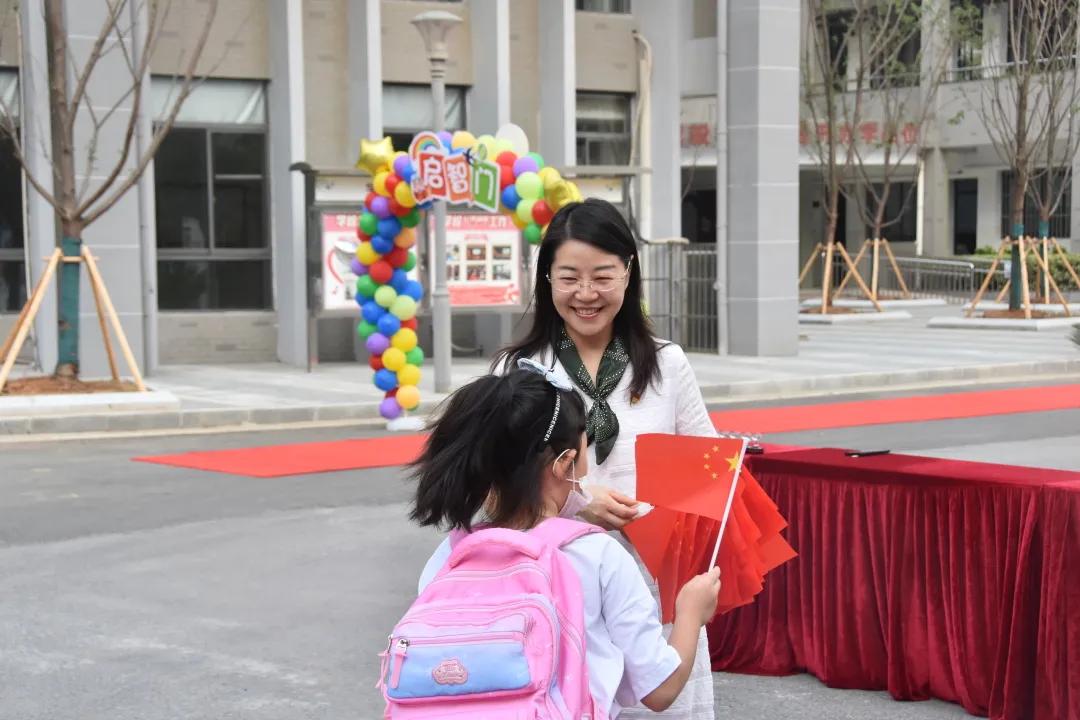 本期《师说》与您分享吴建亚校长与江溪小学的故事