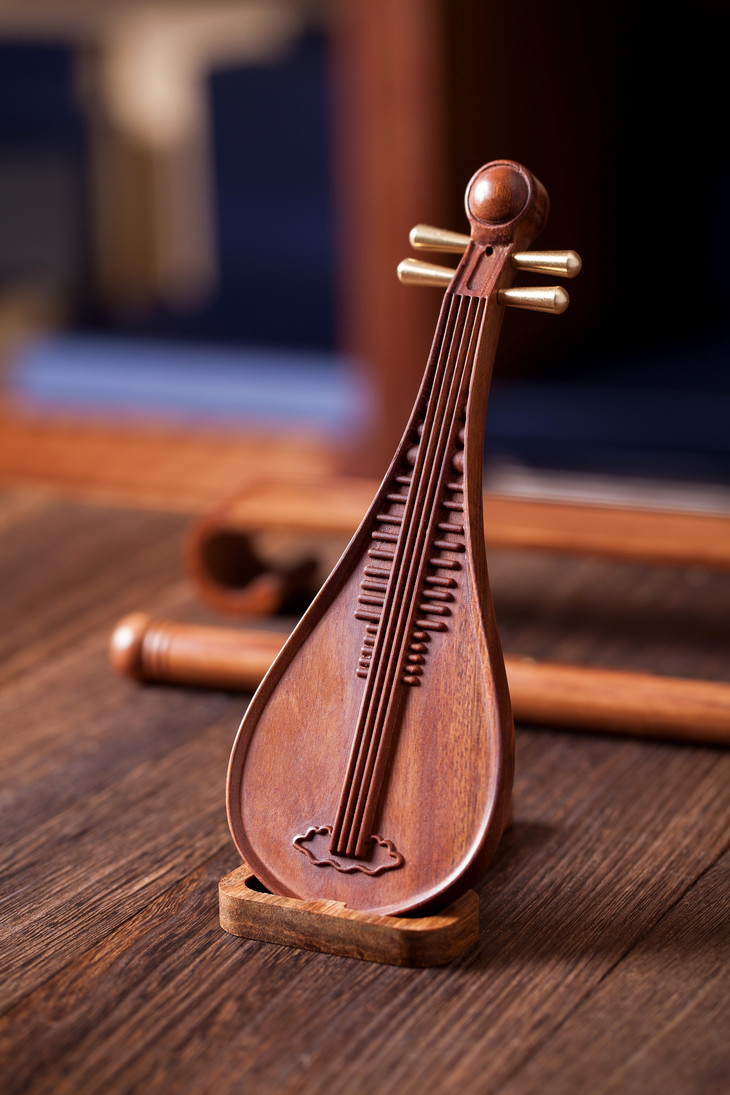 吉特琴和琵琶：不同文化背景下的乐器演化与音乐风格的变化